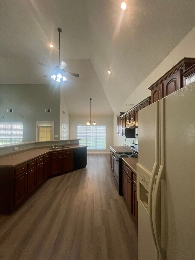 Building Photo - Available NOW in Snowden Grove Area!  3 BR...