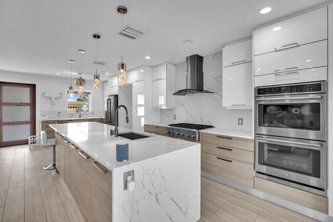 Building Photo - 2212 NE 32nd Ave