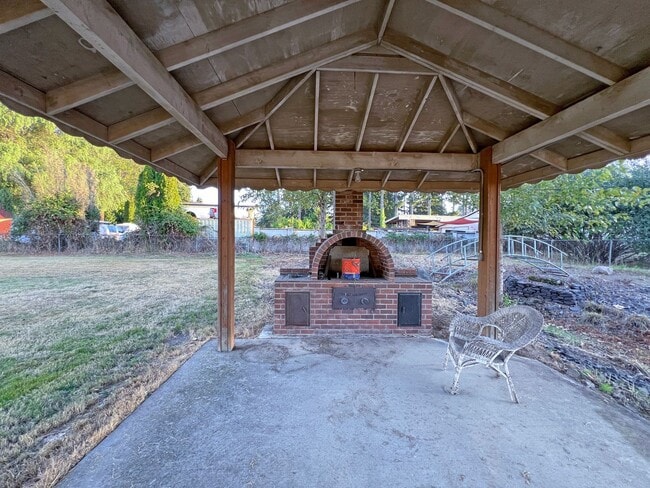 Building Photo - Rental ranch rambler - 3 bed, 2.5 bath, 2 ...