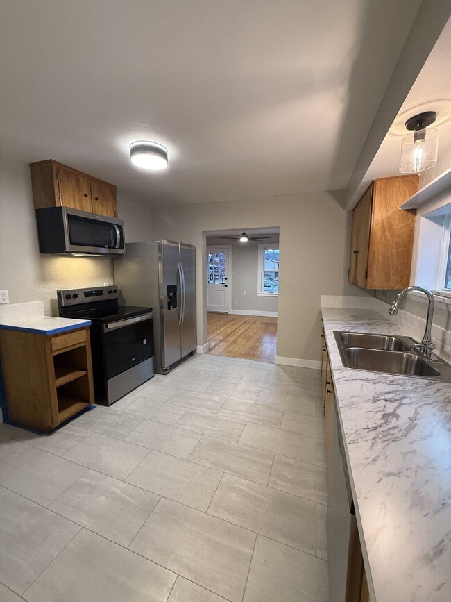 Building Photo - Bend: $2289 Charming 3 Bed 2 Bath Bungalow...