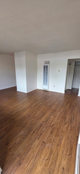 Building Photo - Apartments on Cass St.