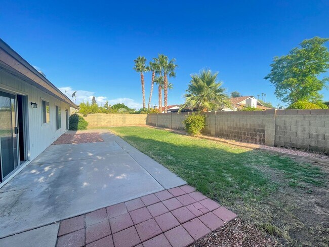 Building Photo - COMMUNITY POOLS-3 Bedroom/2 Bath in Dobson Ranch