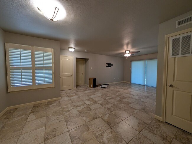 Building Photo - 2/2 Condo on Lake McQueeny / Waterfront Condos / Boat Slip / Fridge, Washer, Dryer Included / Com...