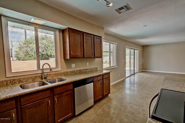 Building Photo - 1030 E Manhatton Dr
