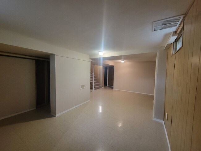 Building Photo - 3 +bedrooms /2 bath + Attached 2-car Garage Home -Available Now in Peoria!