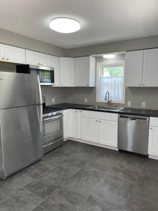 Building Photo - Updated, Modern, 4 Bed, 2 Bath, 3+Car Garage