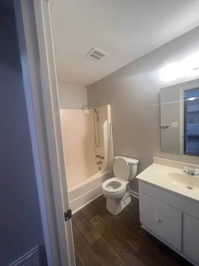 Building Photo - 1913 Meadowlark Ln