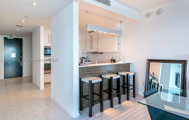 Building Photo - 2201 Collins Ave