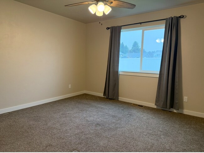Building Photo - Beautiful Kalispell Home