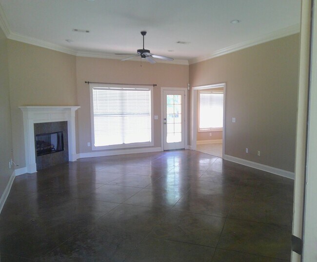 Building Photo - 141 Creekside Dr