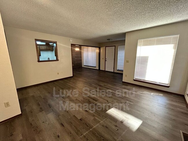 Building Photo - 1307 Summerton Pl