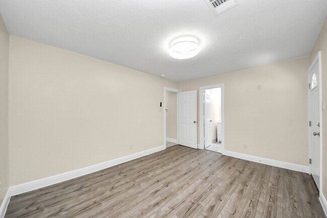 Building Photo - 7066 Villa Dr