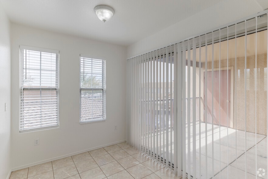 3BR, 3BA - 1,130SF - Dining Room - Bradshaw Vista I
