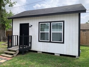 Building Photo - 710 Twin Oaks St