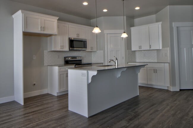 Building Photo - Pet Friendly Lehi Townhome