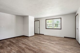 Building Photo - 1352 W Hiawatha Dr