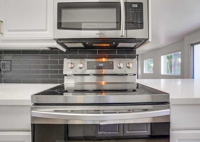 Building Photo - 435 N Oakhurst Dr