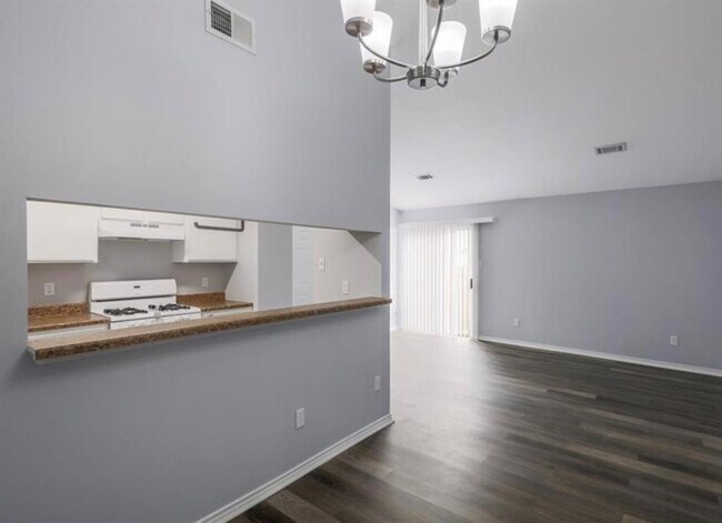 Building Photo - 2132 Andover Dr