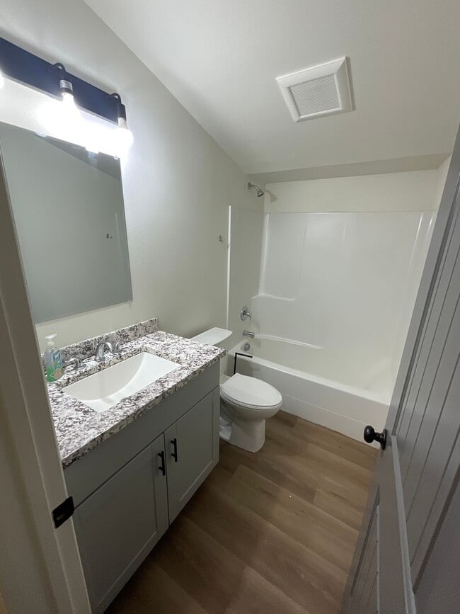 Building Photo - 547 E Hickory St