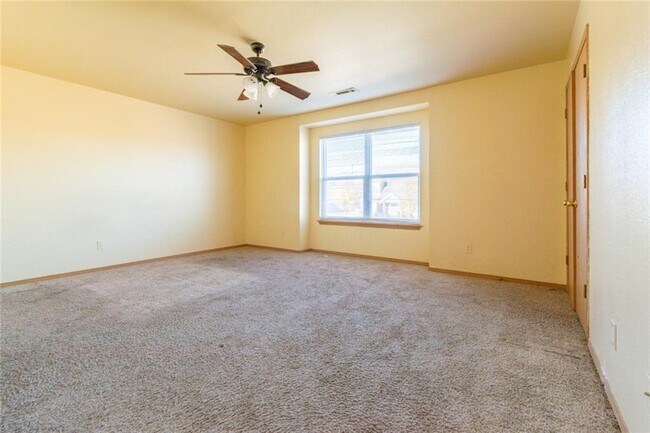 Building Photo - 210 Meadow Ct
