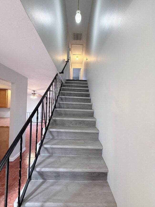 Building Photo - Moving Ready! 2 bedroom and 2 1/2 Bathroom