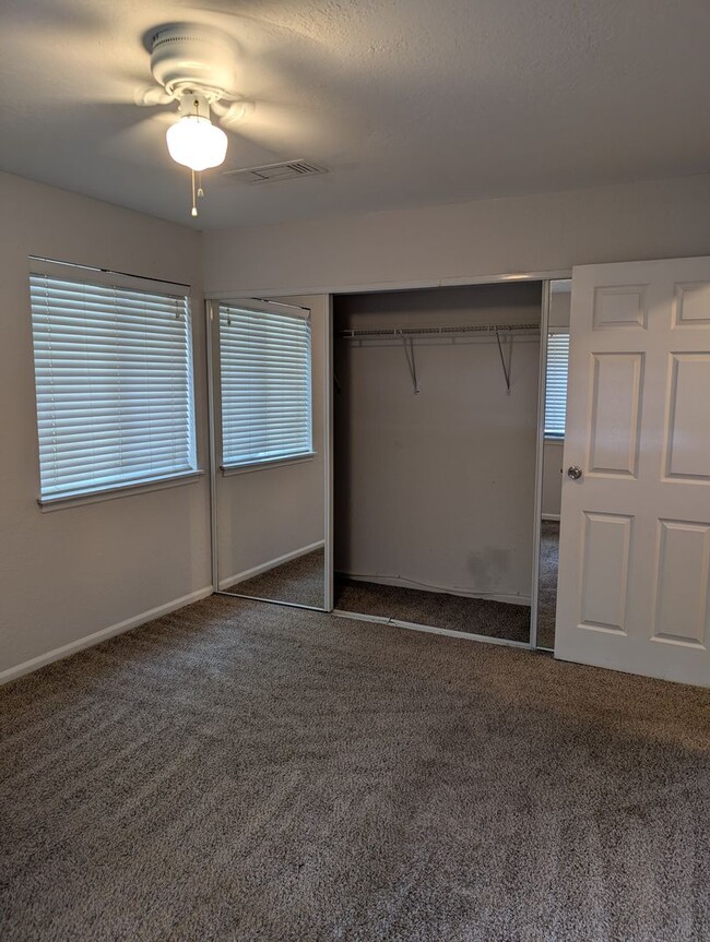 Building Photo - 2/1 Condo with screened porch and community pool