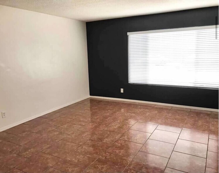 Living room - 4068 Oakcrest Dr