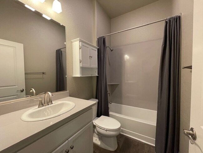 Building Photo - Stunning 3 Bedroom Home in Roseville near Rex Fortune Elementary and John Byouk Park!