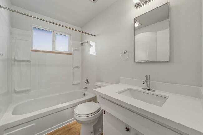 Building Photo - Newly Renovated 2 Bedroom in Wedgewood!