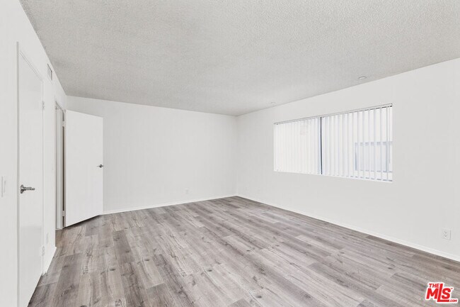 Building Photo - 6212 Fulton Ave