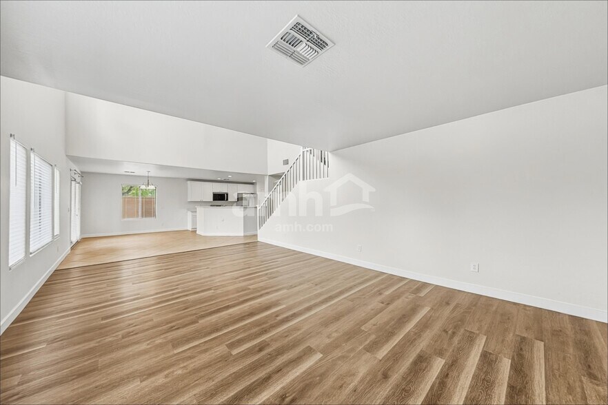 Building Photo - 16134 W Hope Dr