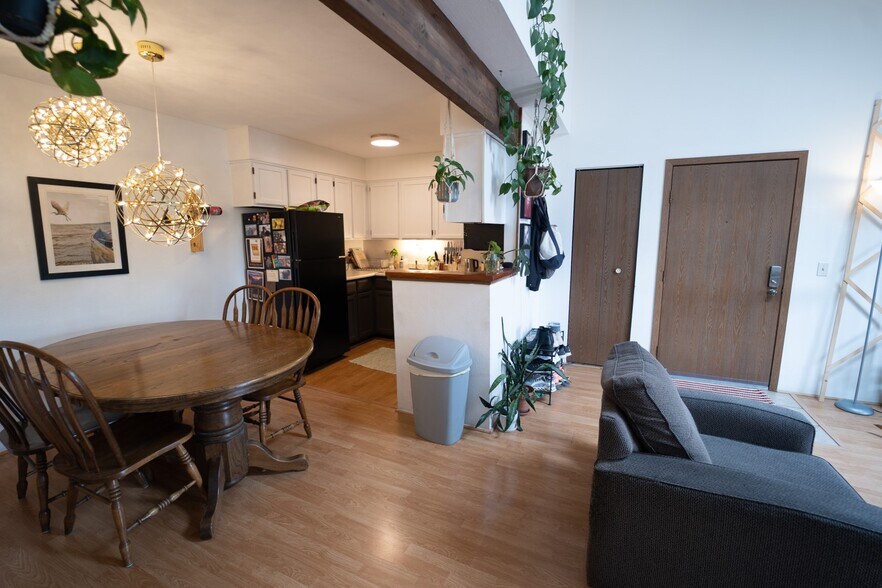 Building Photo - 370 Zang St