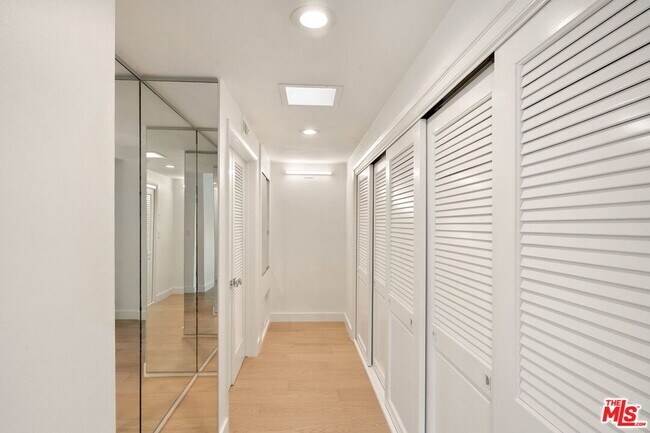 Building Photo - 650 N Tigertail Rd