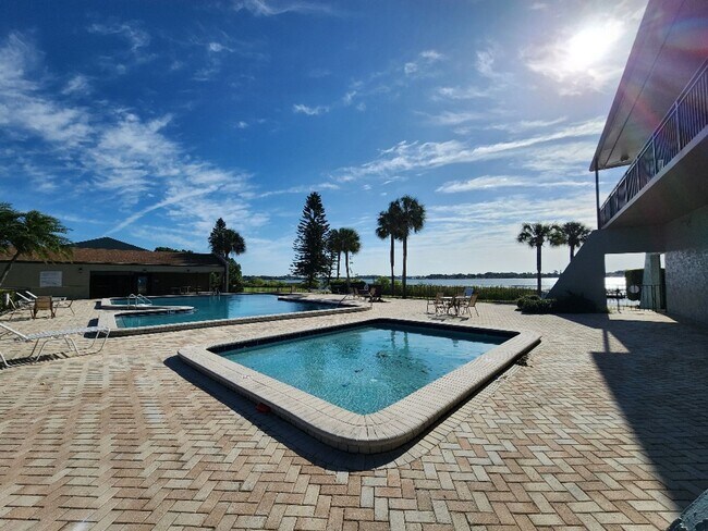 Building Photo - Gorgeous 3-Bedroom, 2.5-Bathroom Townhome in Winter Haven