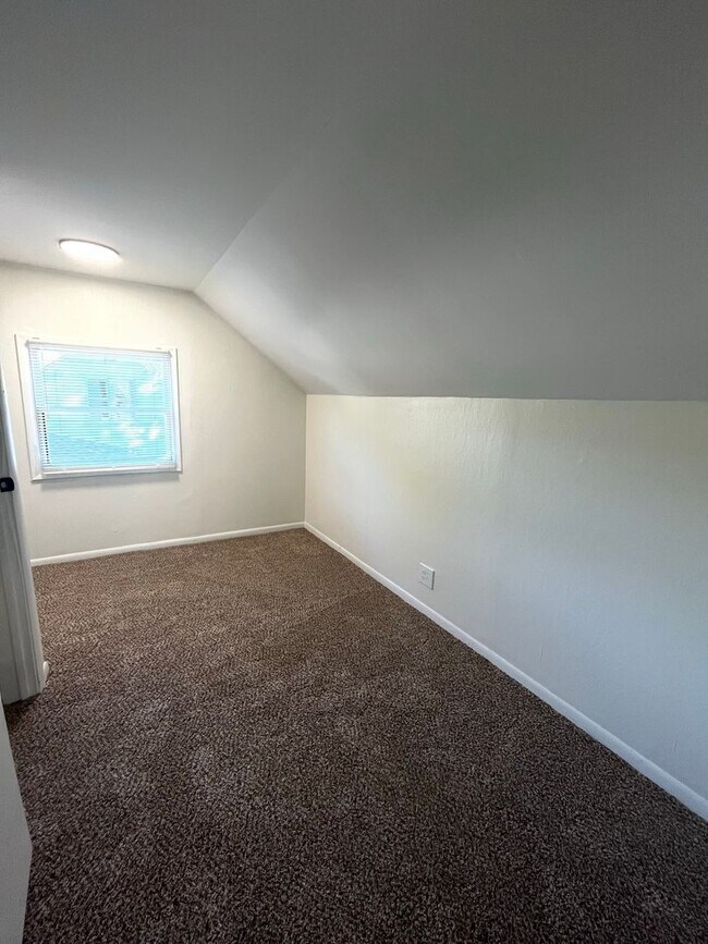 Building Photo - 3 Bedroom 1.5 Bathroom Home with Fenced in...