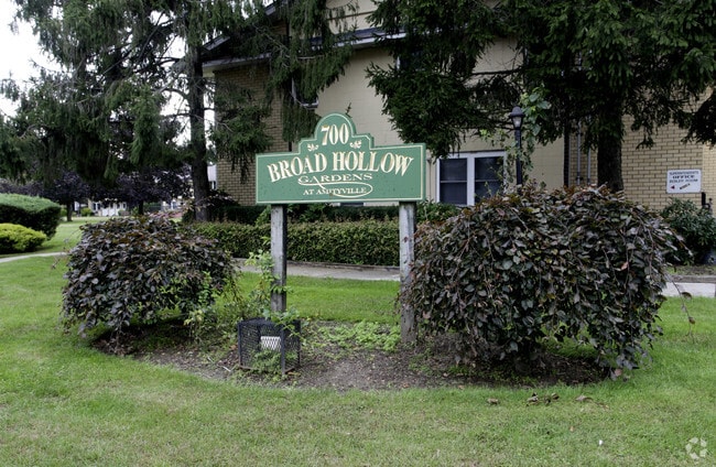 Broad Hollow Gardens - Broad Hollow Gardens At Amityville