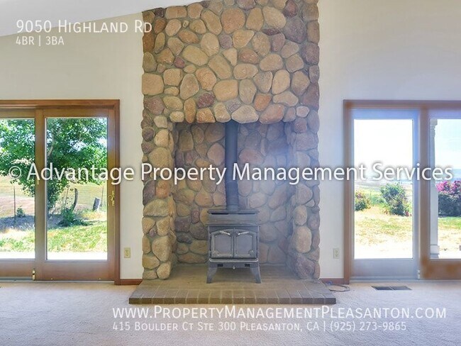 Building Photo - Unique 4 Bed / 3 Bath 3,484 Sq Ft Home off...