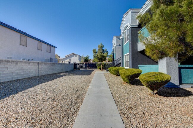 Building Photo - LOCATION! LOCATION! LOCATION! Move-in read...