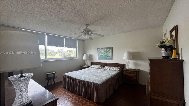 Building Photo - 9423 S Hollybrook Lake Dr