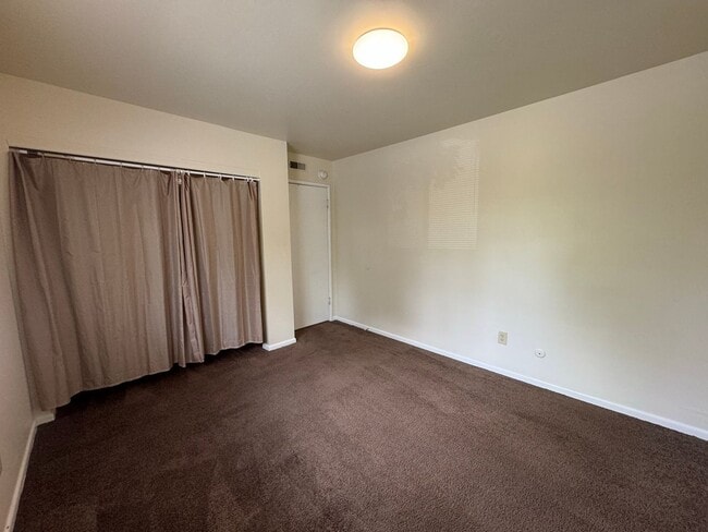 Building Photo - 300 E 16th Ave