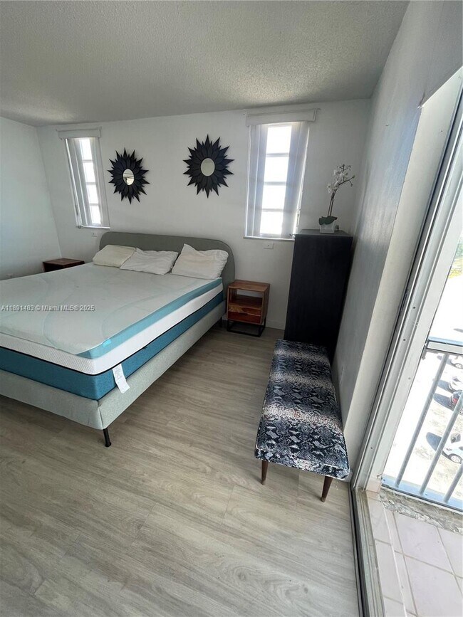 Building Photo - 2910 Point E Dr