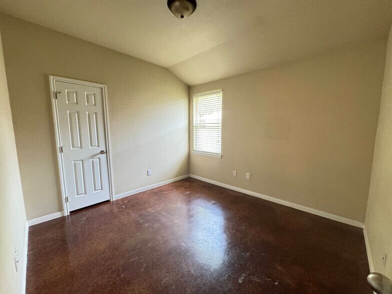 Building Photo - 4305 Cambridge Dr