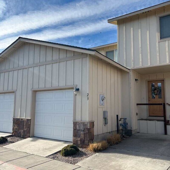 Building Photo - 2250 SW 21st St