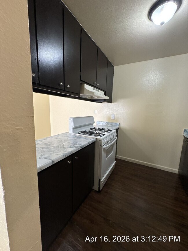 Building Photo - Downstairs Unit Move in Ready!