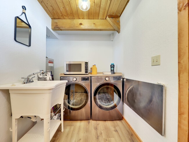 Building Photo - 656 Aspen Dr