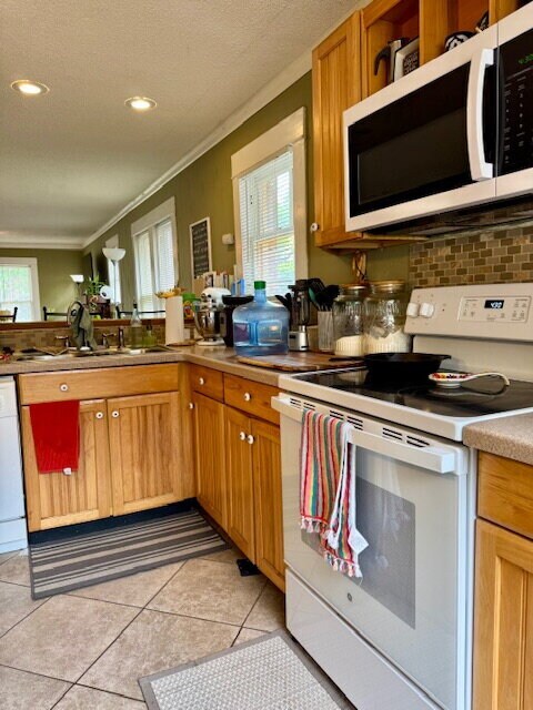 Building Photo - Charming Duplex Very Close To Tech!