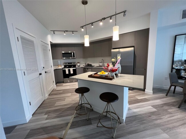 Building Photo - 401 Hialeah Dr