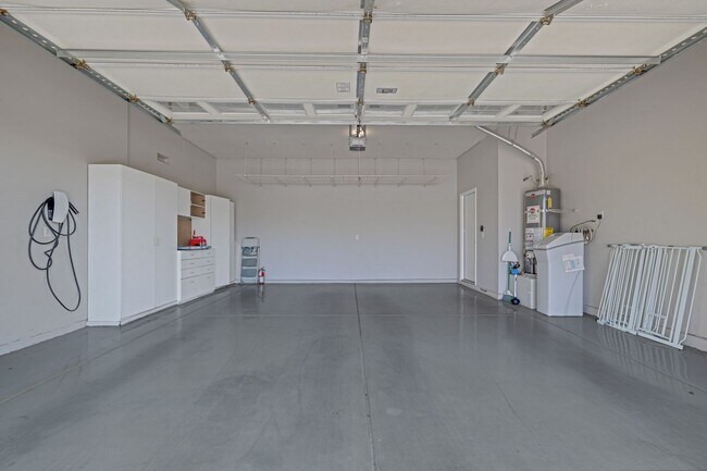 Building Photo - Executive Luxury Living with Unmatched Cit...