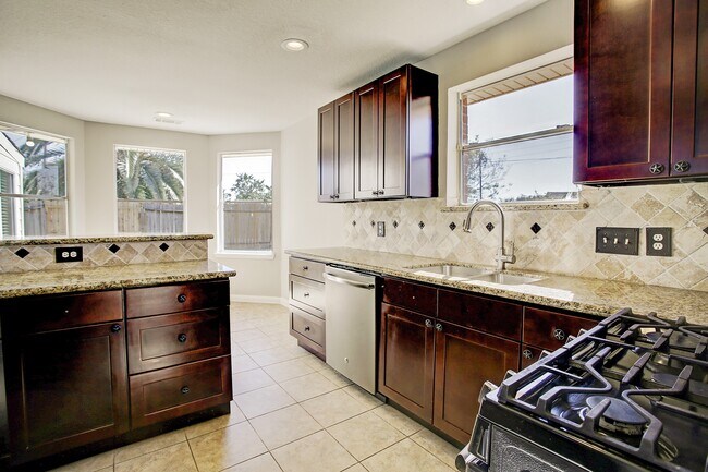 Building Photo - 6506 Larissa Cir