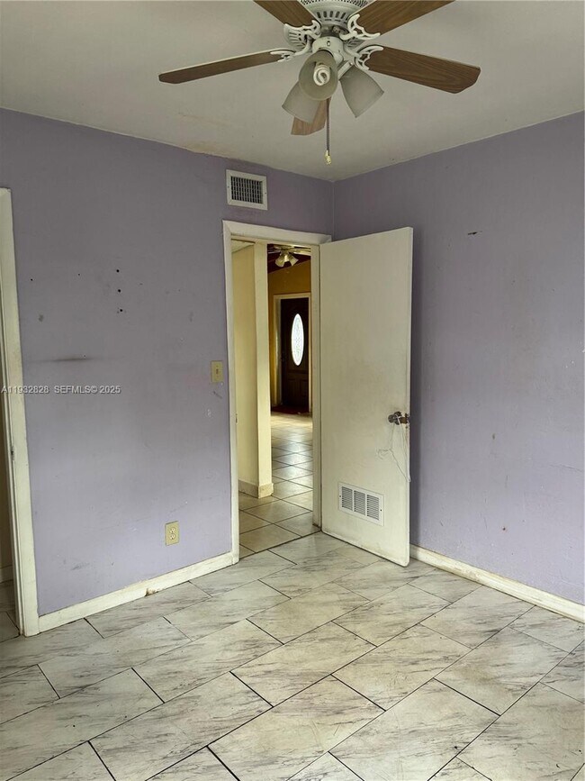 Building Photo - 2620 SW 53rd Ave